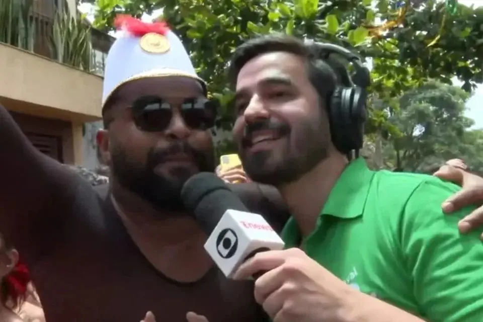 Imagem da notícia: Repórter da Globo recebe cantada de folião ao vivo em Carnaval de São Paulo e fica constrangido