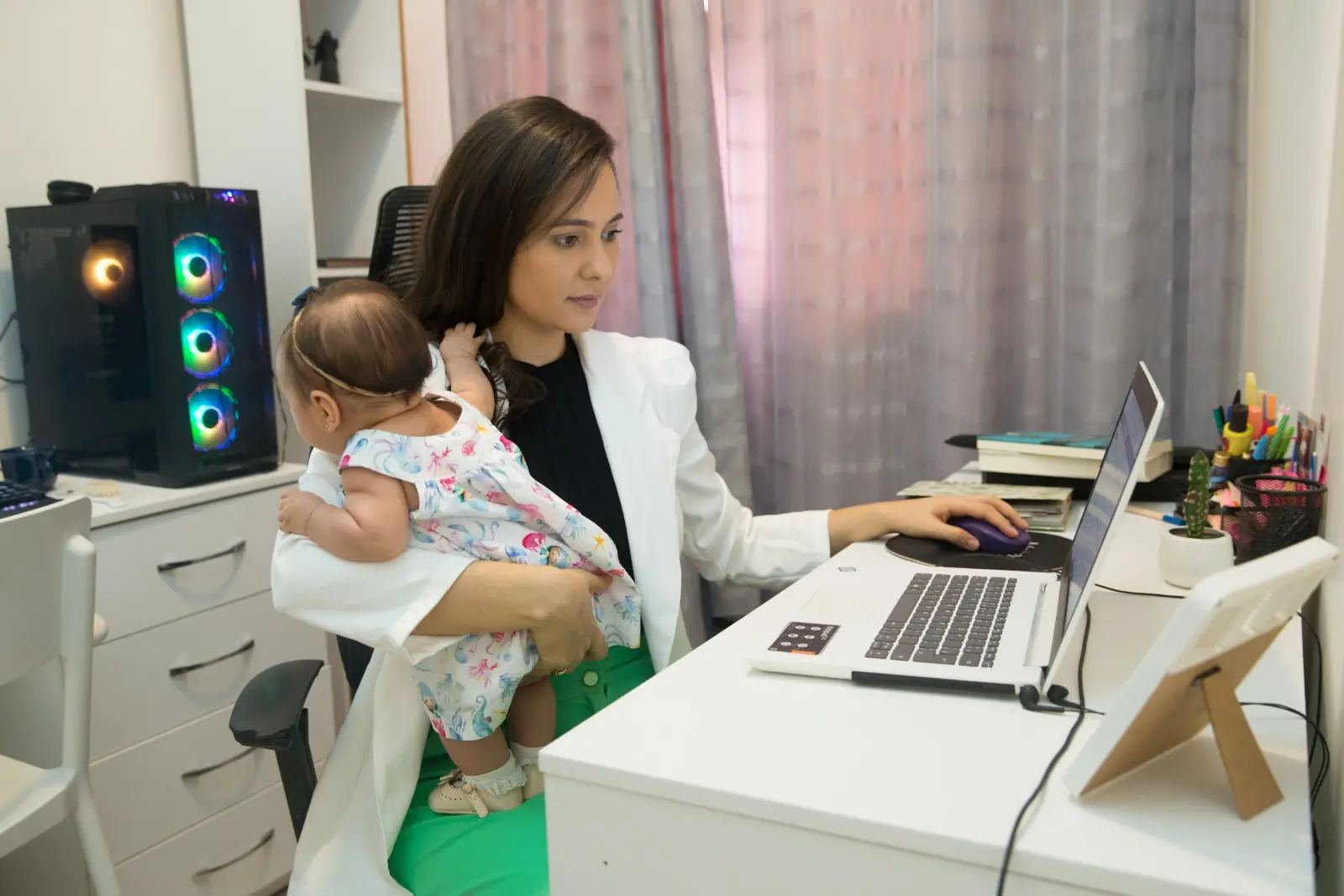 Imagem da notícia: Taxa rosa: por que as mulheres pagam mais impostos do que os homens? 