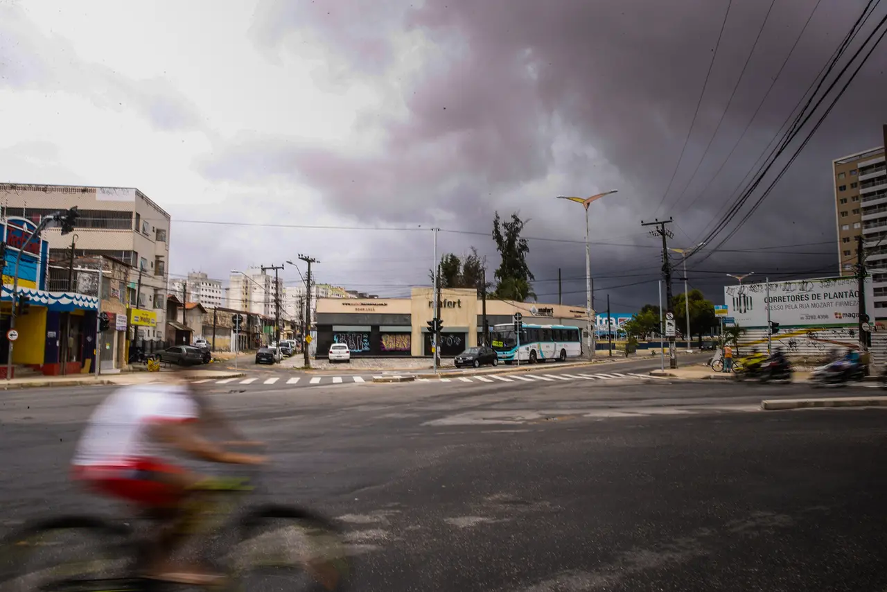 Imagem da notícia: Ceará tem 96 cidades em perigo de chuvas intensas com até 100 mm por dia; confira lista