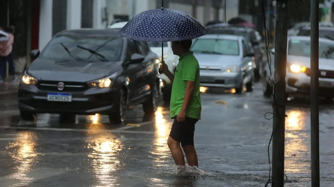 Imagem da notícia: Com manhã de fortes trovões, CE tem novo alerta de chuvas intensas; veja previsão para fim de semana
