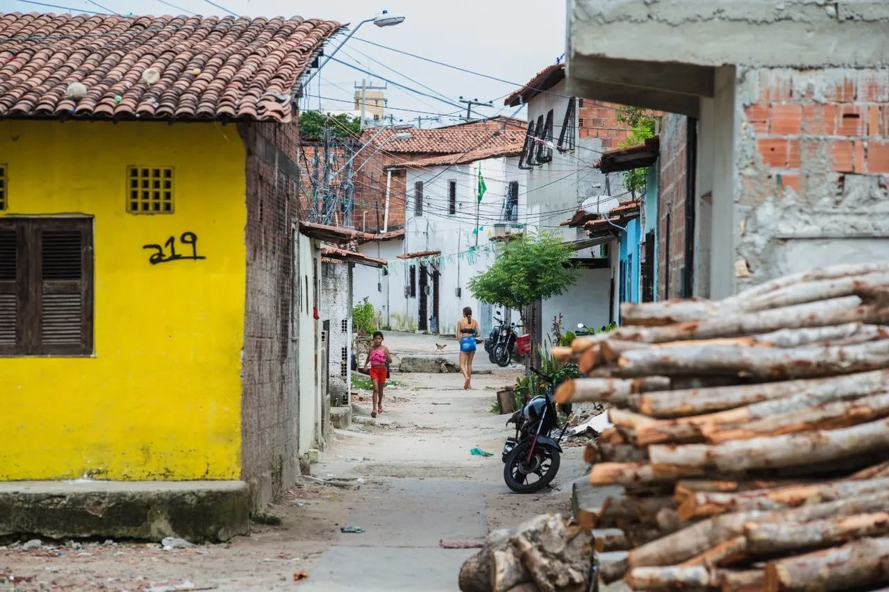 Moradores fazem buracos na rua para facilitar o escoamento de água