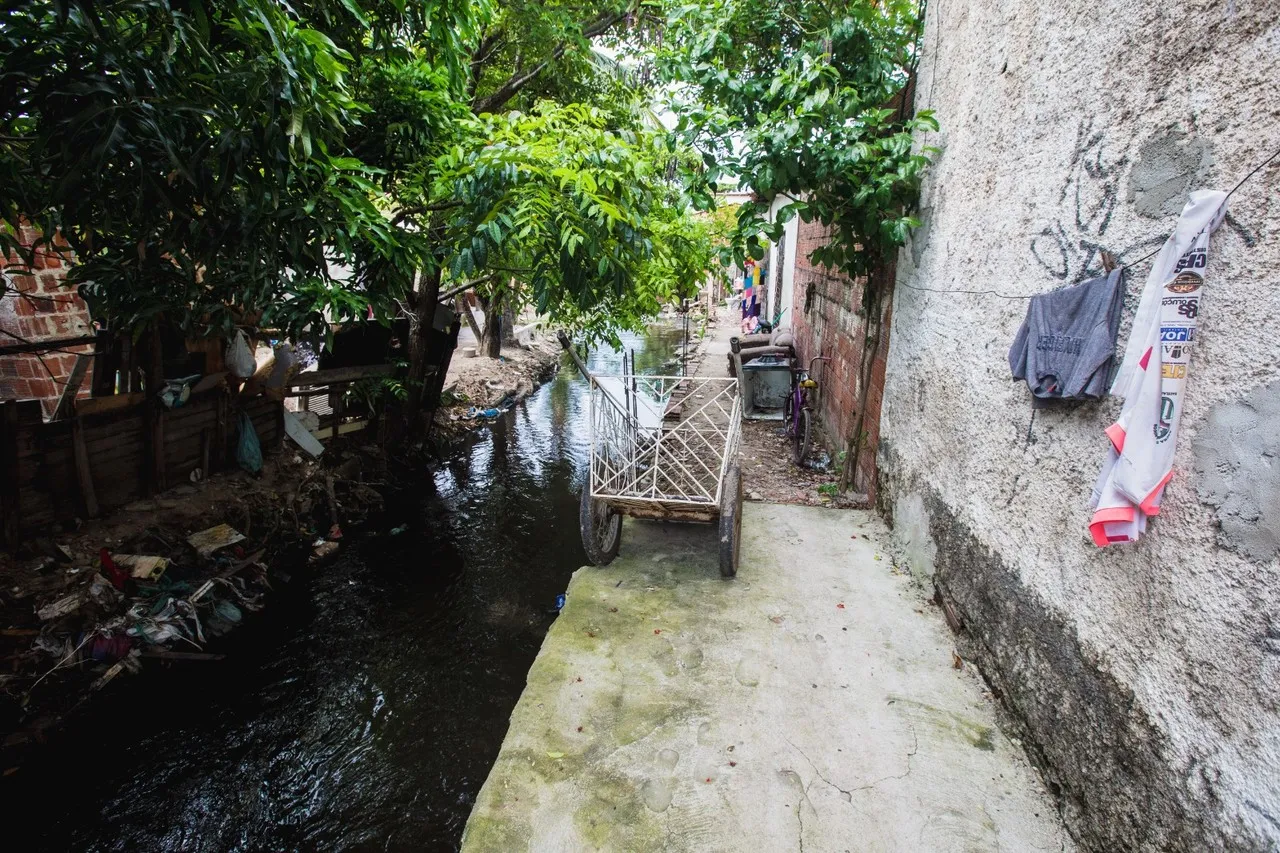 Acesso, entre o canal, para casas em situação de precariedade