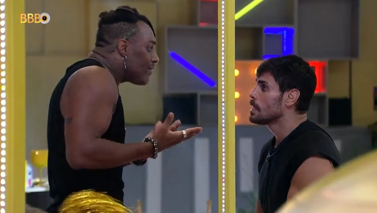 Fred e Cara de Sapato trocam farpas durante a festa