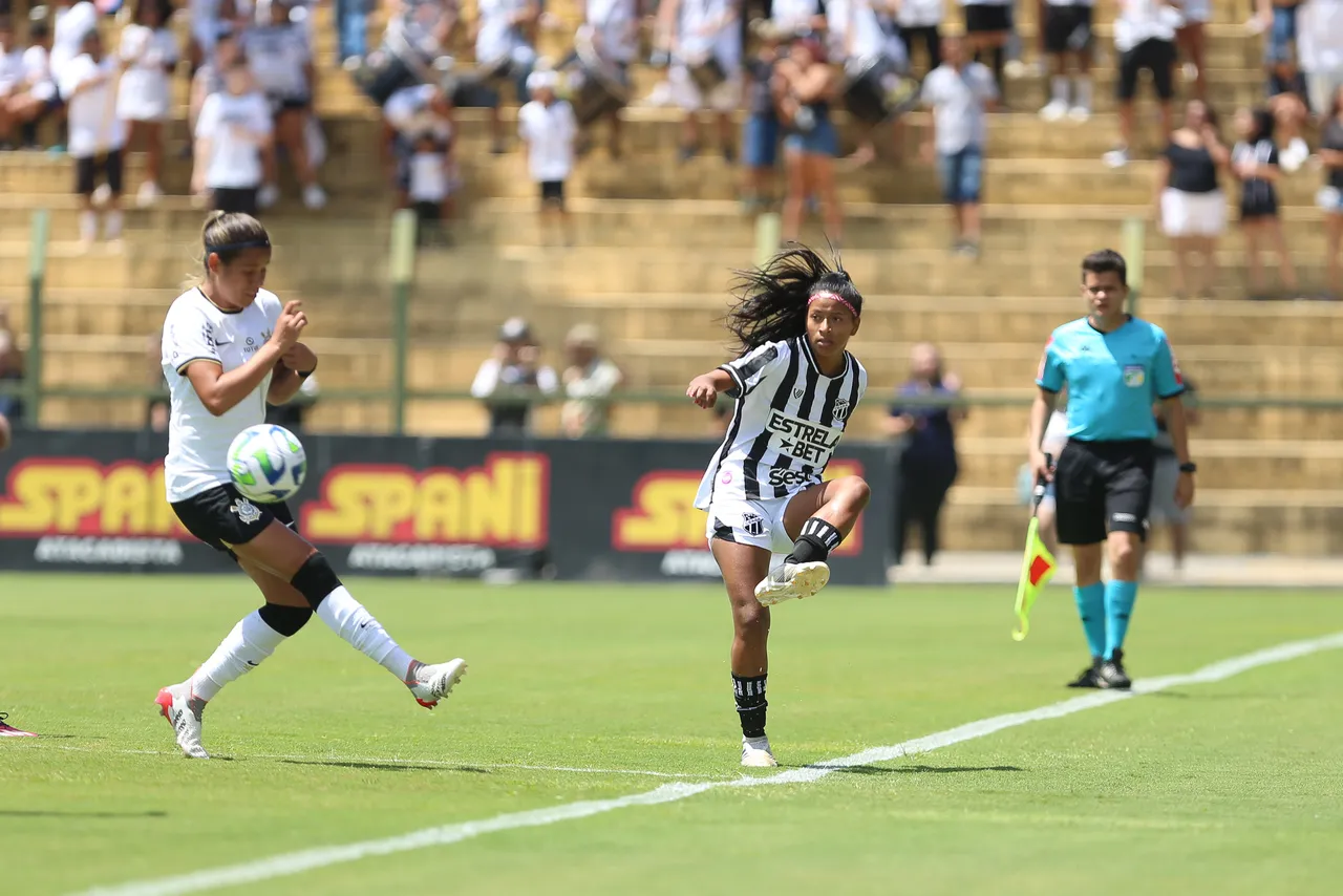 A equipe alvinegra, muito inferior a corinthiana, até exigiu uma defesa da goleira do Corinthians e acertou a trave, mas foram atropeladas ao longo dos 90 minutos