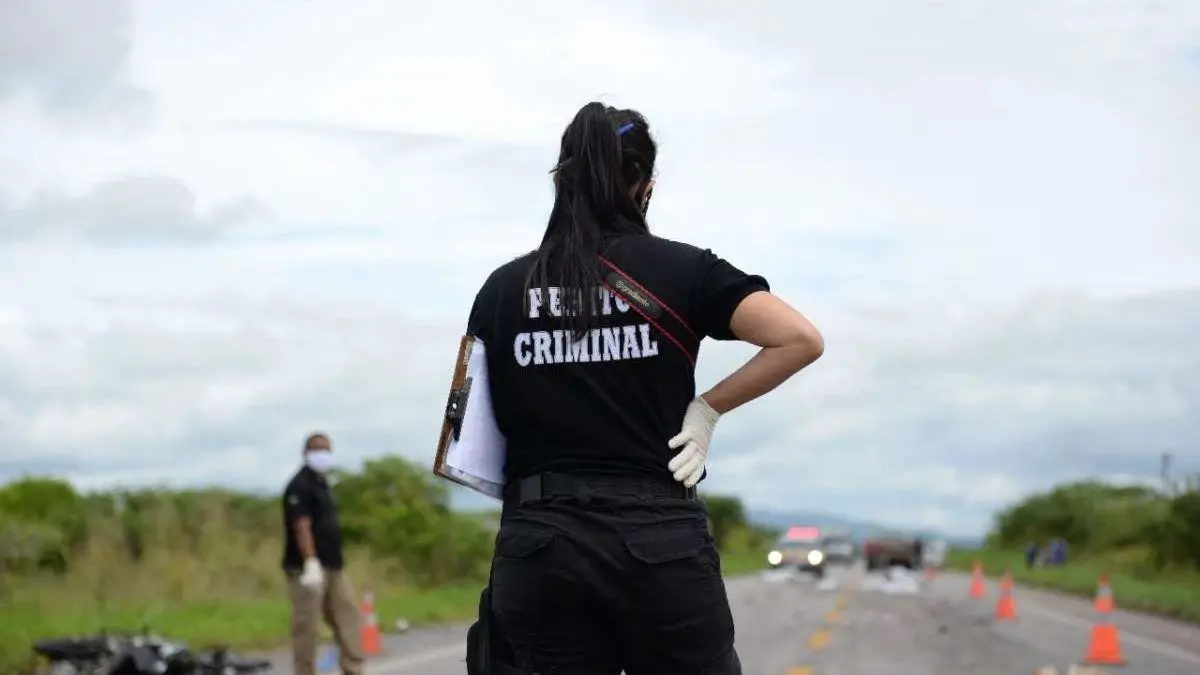 Imagem da notícia: Corpo de homem é encontrado com marcas de tiros em veículo parado em estrada no Ceará