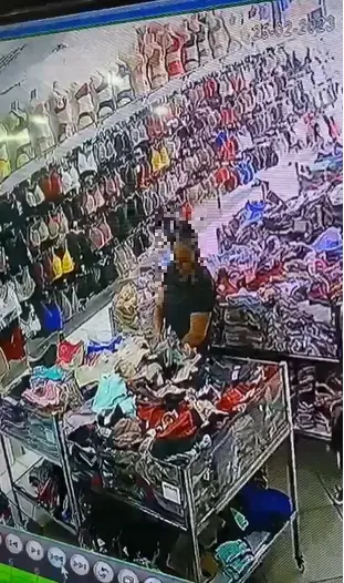 Imagem da notícia: Mulher é flagrada furtando calcinhas em loja de Juazeiro do Norte, no Ceará; veja vídeo