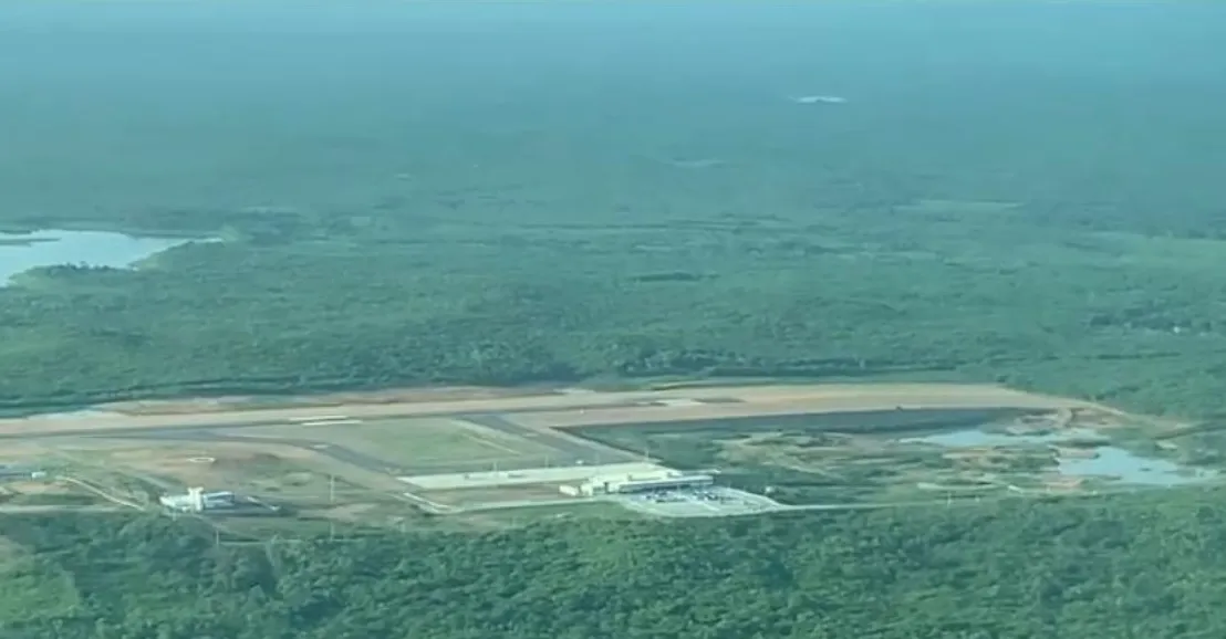 Vista aérea do terminal de passageiros, ao fundo cabeceira 10 e sua RESA