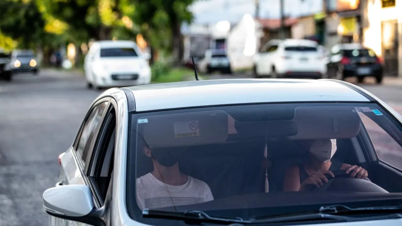 Infração oferece risco a motoristas e passageiros