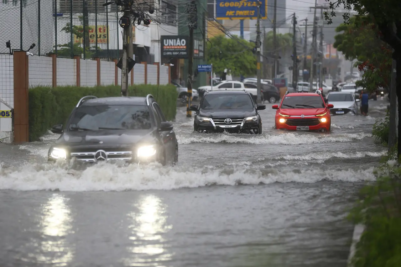 Imagem da notícia: Ceará tem 93 cidades com aviso de chuvas intensas de até 50 mm; veja lista