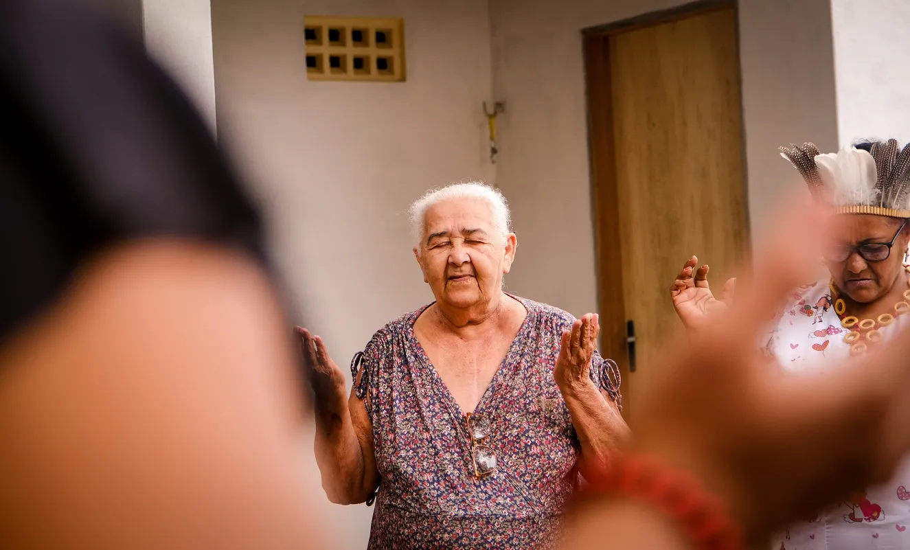 Vó Isabel sofreu com o apagamento dos Tapebas na juventude e, hoje, age como conselheira do povo