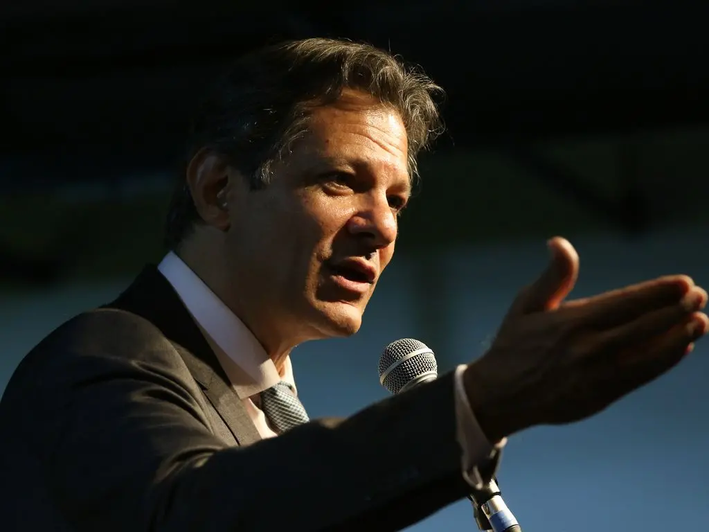Imagem da notícia: Gasolina será reonerada em R$ 0,47 e etanol, em R$ 0,02, diz Haddad