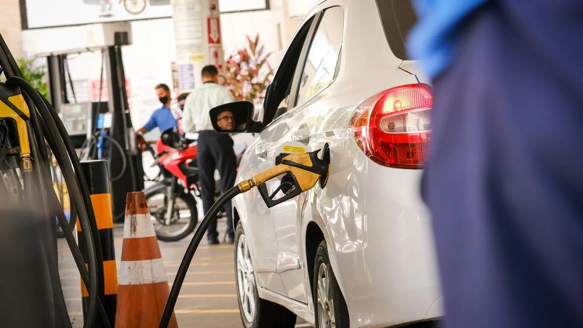 Imagem da notícia: Gasolina fica mais cara, mesmo com redução anunciada pela Petrobras