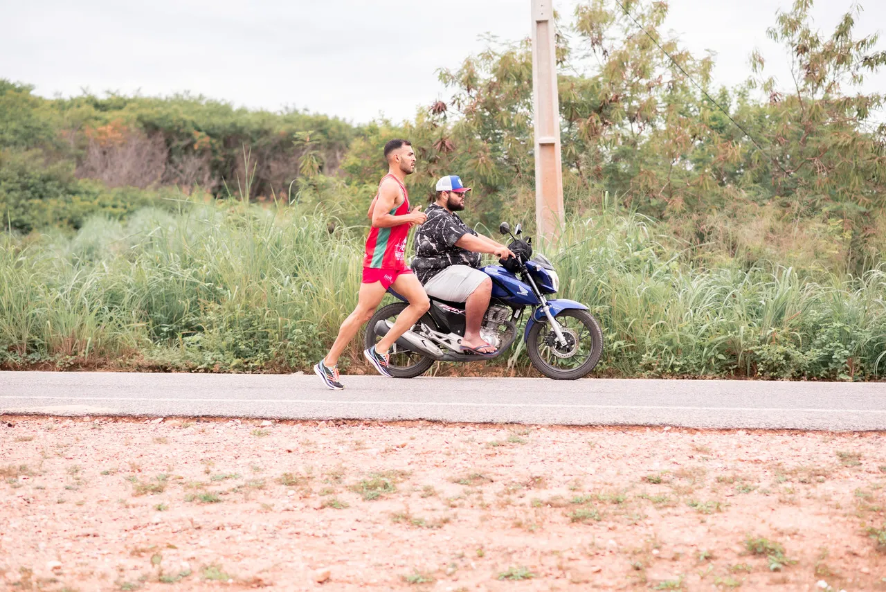 Kayron acompanha o amigo Luann em corrida, de moto
