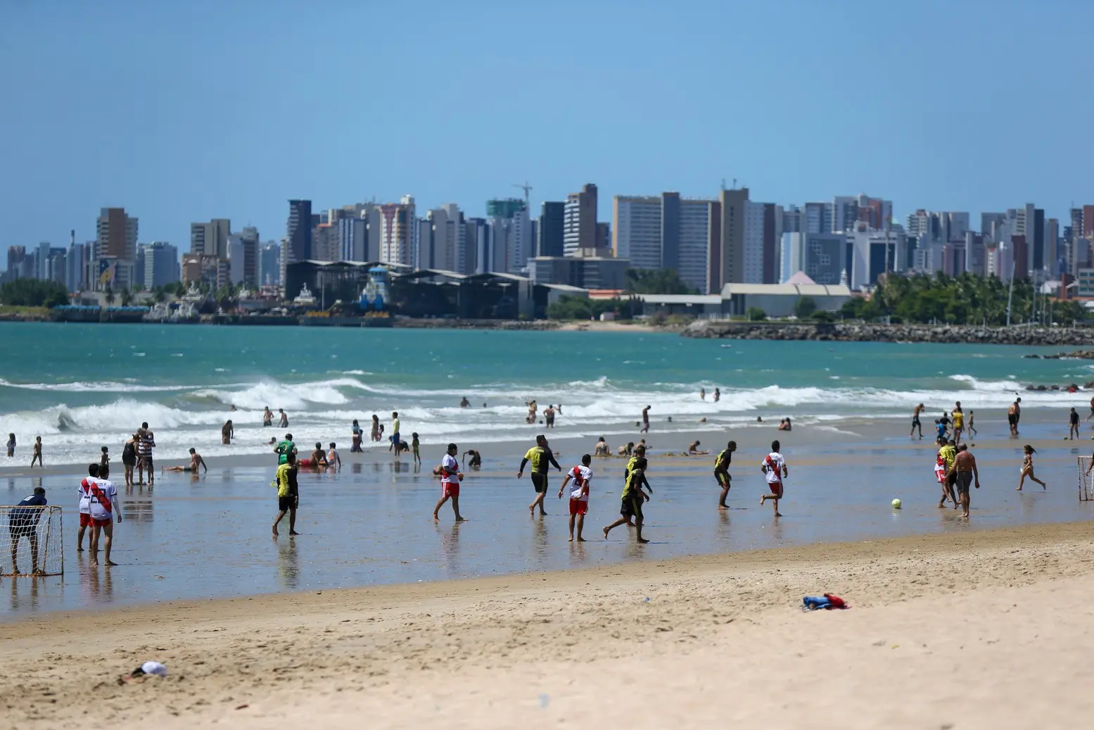 Imagem da notícia: Por que praias da área nobre de Fortaleza têm mais pontos próprios para banho do que a periferia