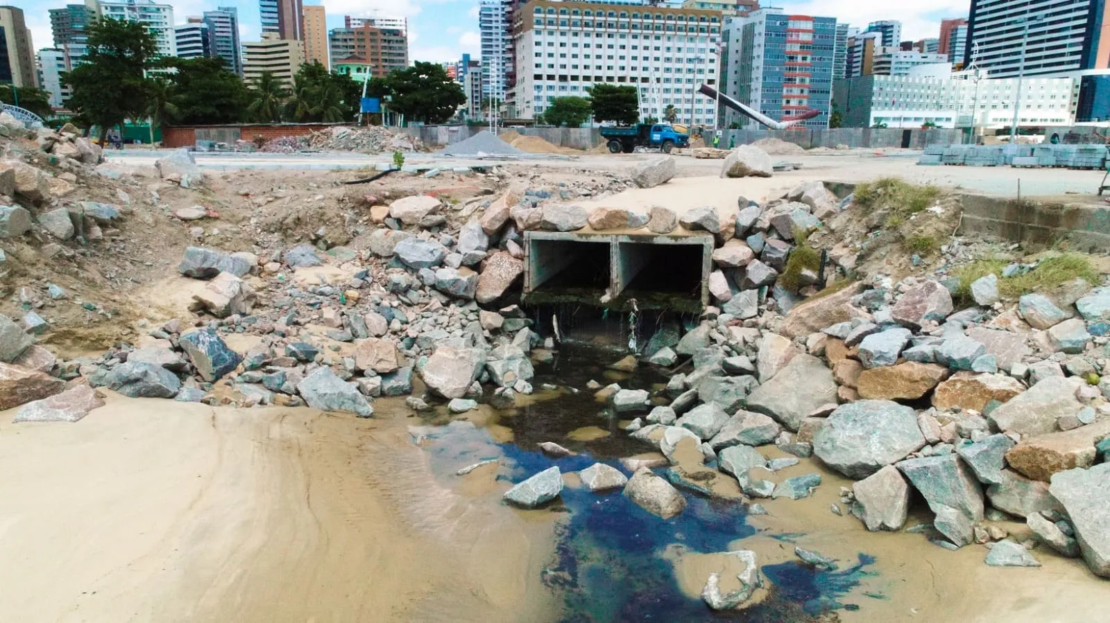 Fortaleza faz a fiscalização de esgotos clandestinos
