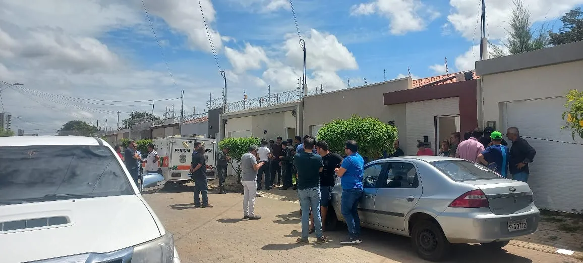 A Perícia Forense está no local na morte para colher os primeiros indícios e recolher os corpos.