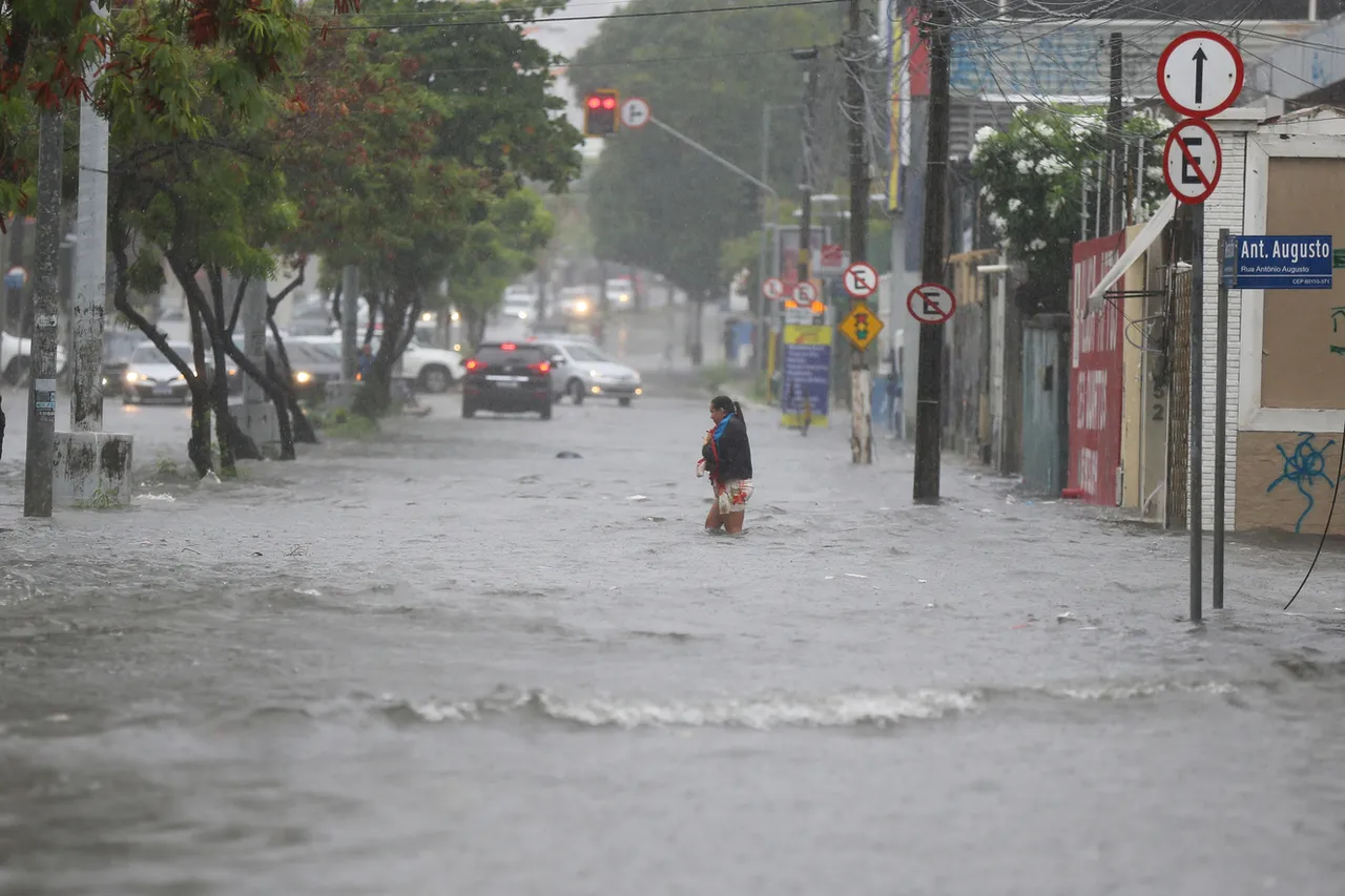 População deve ter cuidado para evitar prejuízos com a chuva