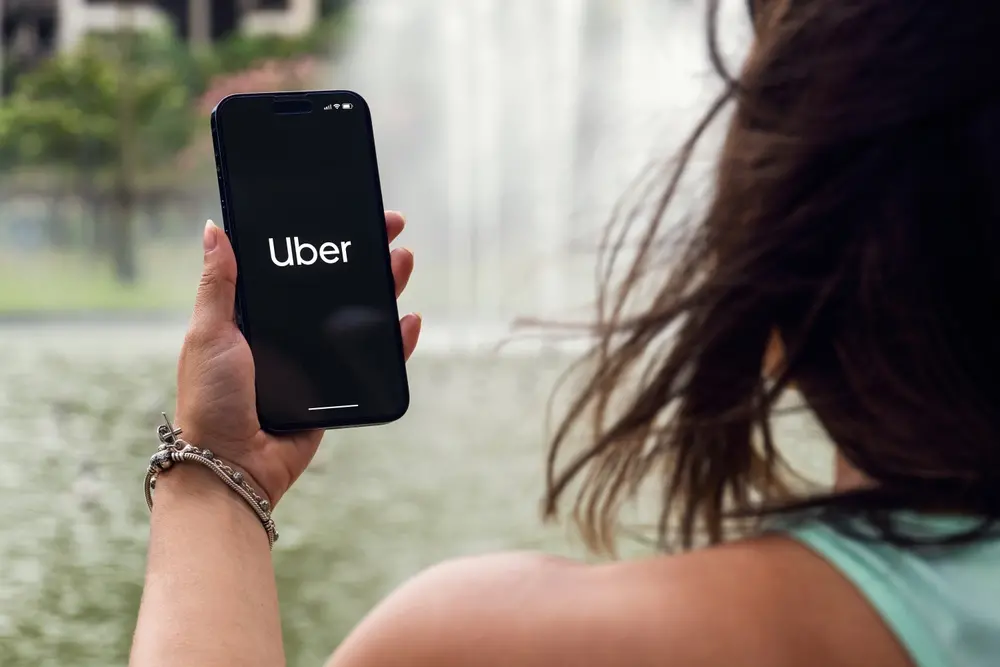 Imagem da notícia: Preço do Uber fica até 3 vezes mais caro em Fortaleza: 'chuva e caos'