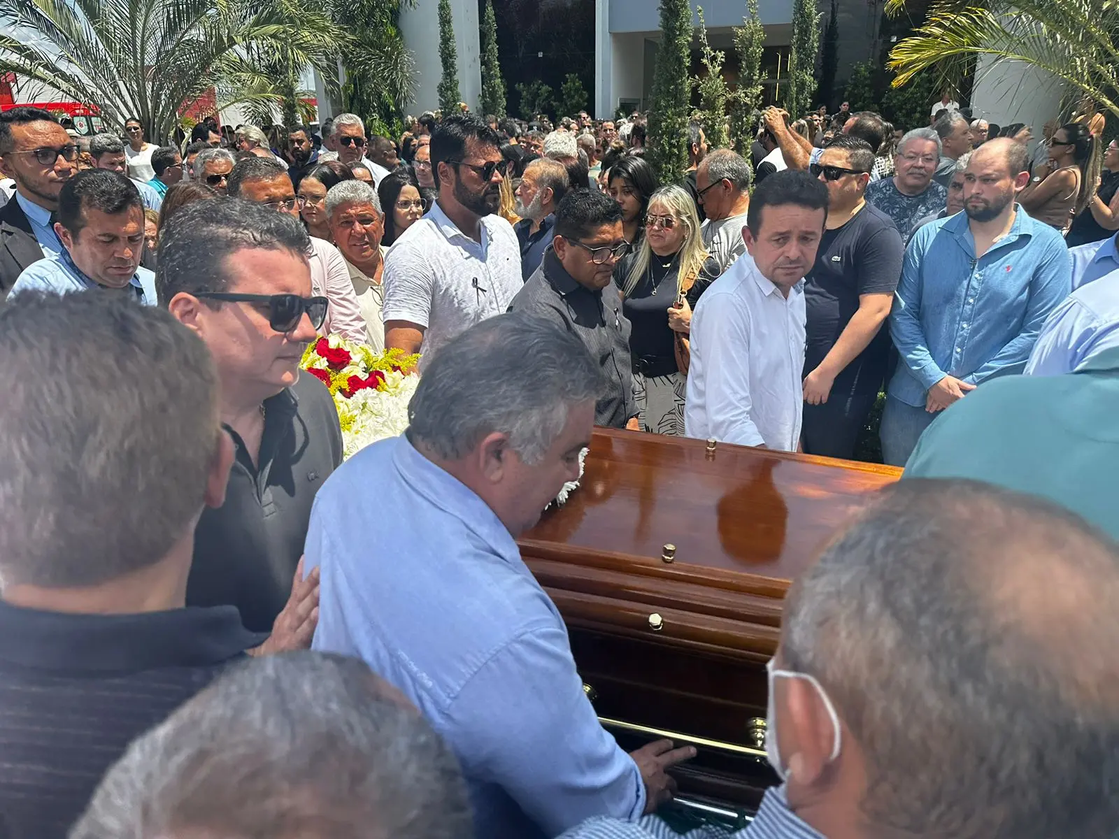 Imagem da notícia: Vereadora Yanny Brena é enterrada em Juazeiro do Norte sob comoção de familiares e amigos