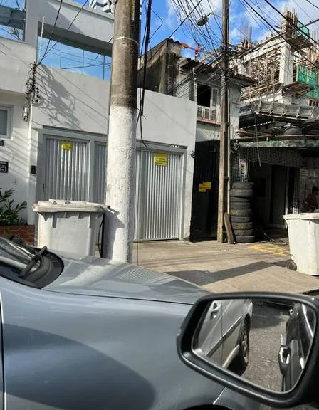 Casa de Gretchen fica localizada ao lado de uma borracharia