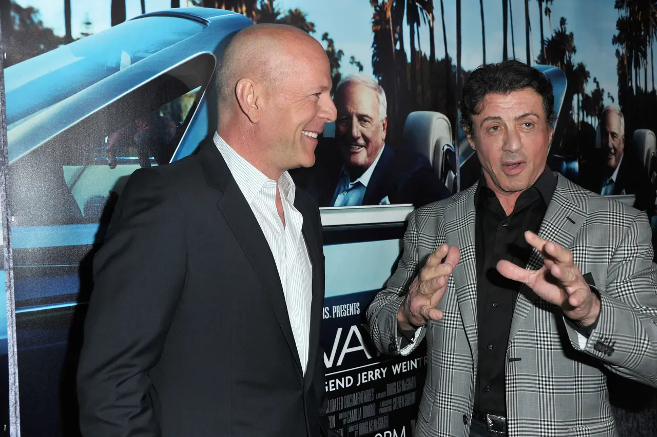 Imagem da notícia: Família de Bruce Willis convida ex-colegas de elenco para ver filmes com ator e estimular memória