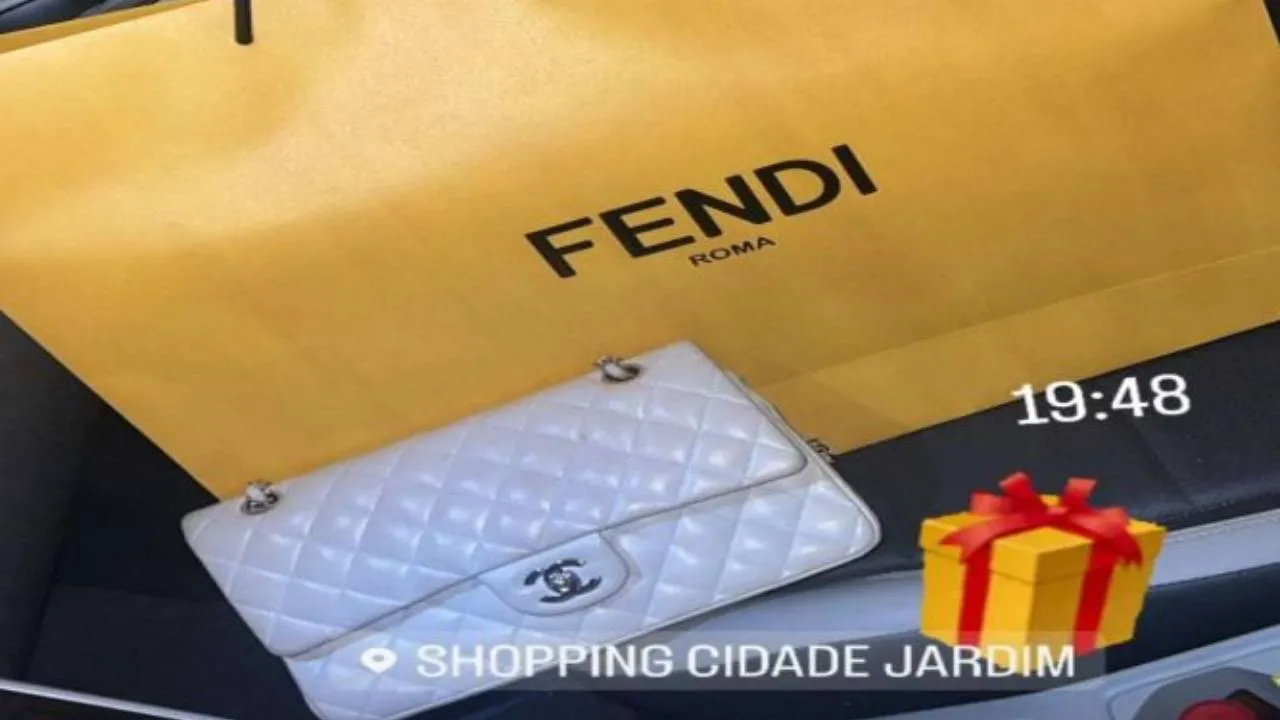 A juíza incluiu na penhora um par de tênis e um casaco, ambos da marca Louis Vuitton, e bolsas da Chanel
