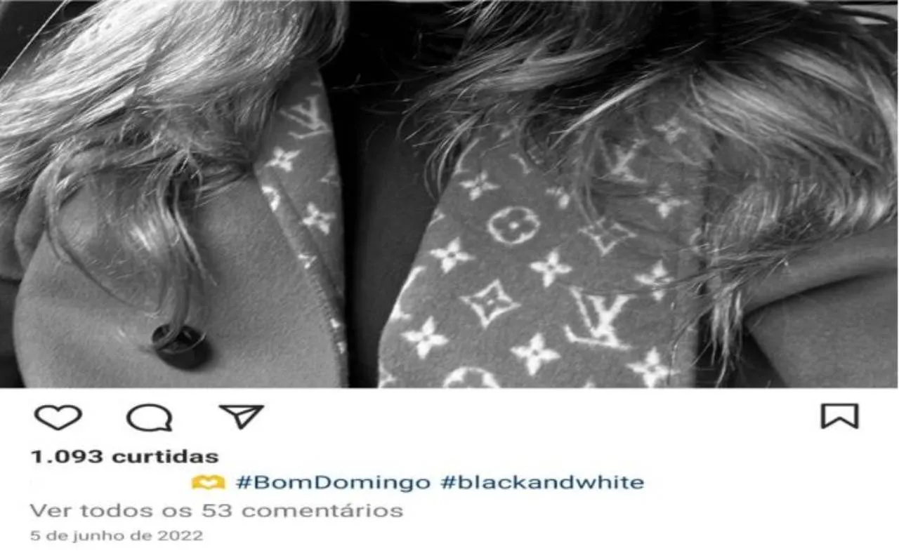 Foto da empregadora com casaco da marca Louis Vuitton