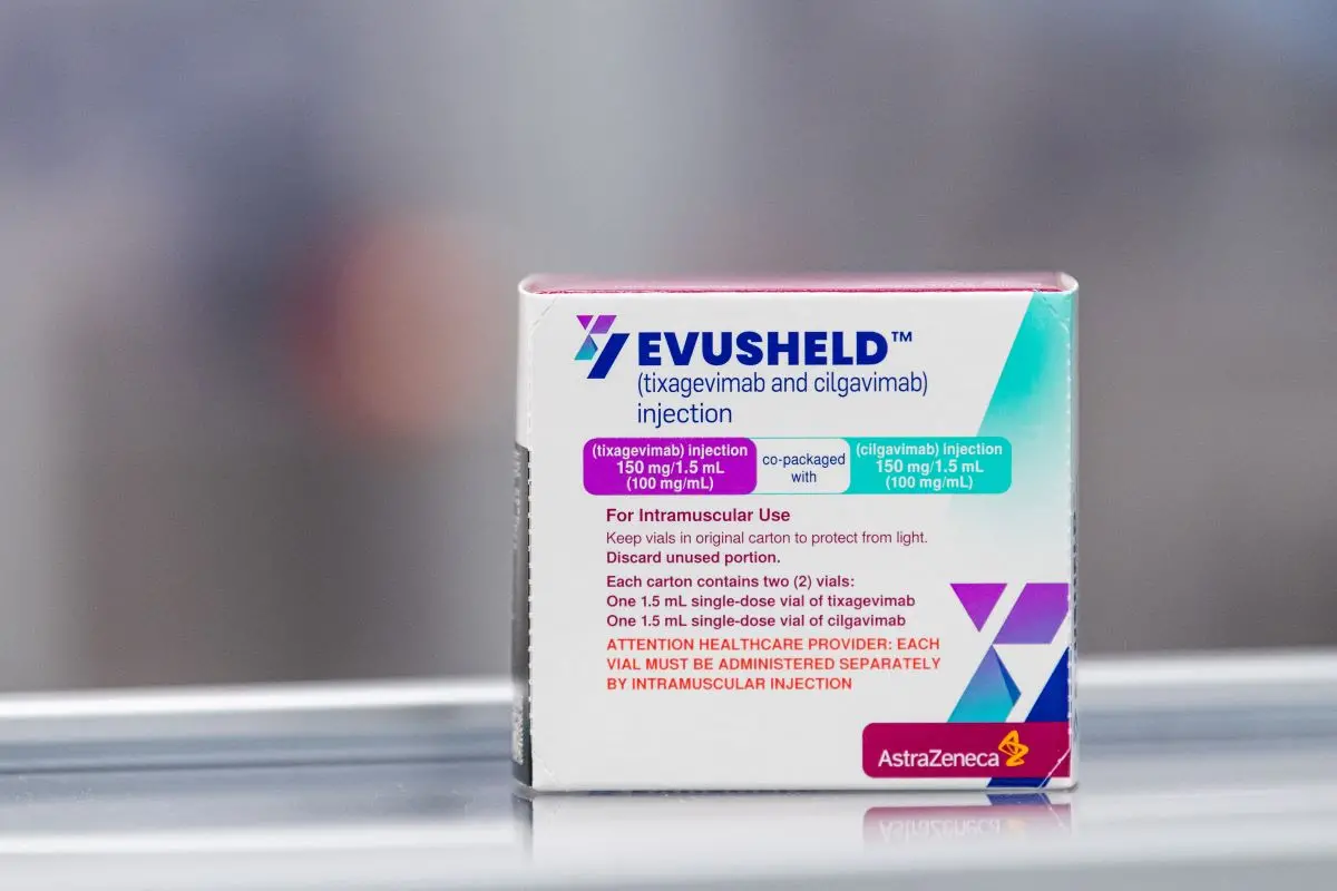 caixa do remédio evusheld em destaque
