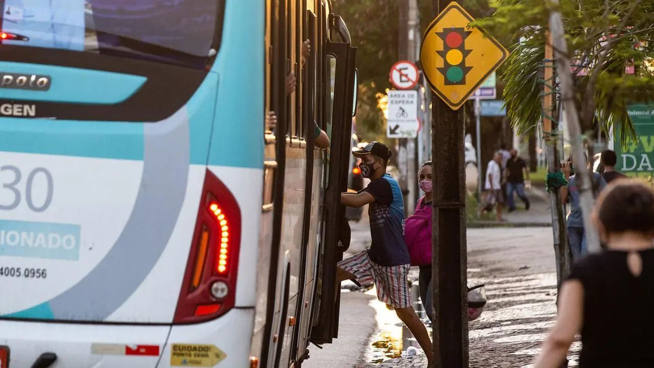 Imagem da notícia: Passagem de ônibus aumenta para R$ 4,50 em Fortaleza; meia diminui para R$ 1,50