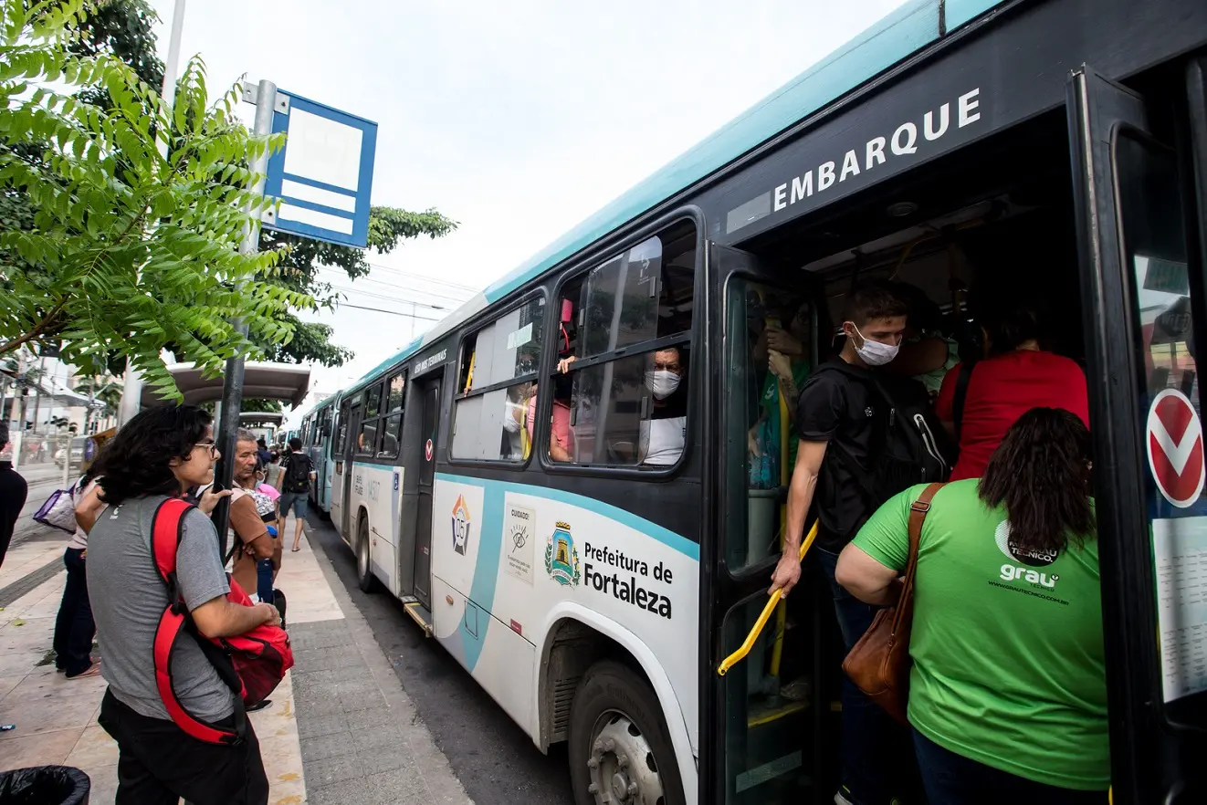 Imagem da notícia: Passagem de ônibus em Fortaleza aumenta 2 meses após prefeito anunciar que não haveria reajuste