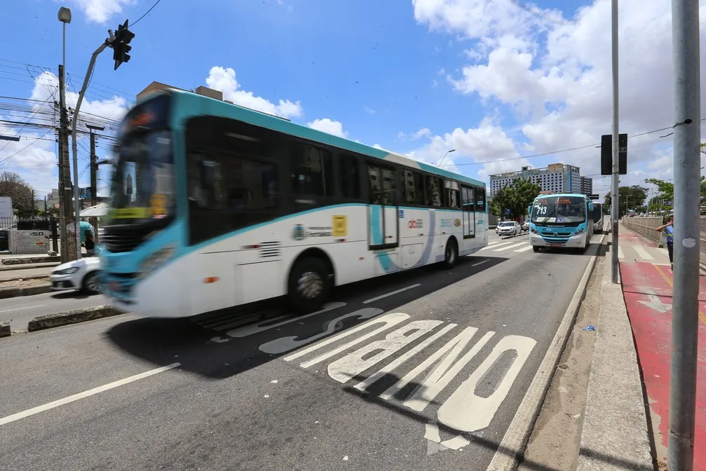 Retorno do ar-condicionado nos veículos foi posto na mesa de negociação entre Prefeitura e Sindiônibus