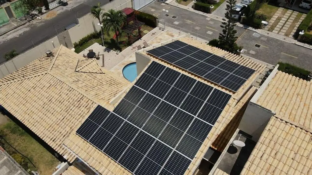 Imagem da notícia: Com energia solar, família reduz conta de luz de R$ 500 para R$ 100; veja vantagens