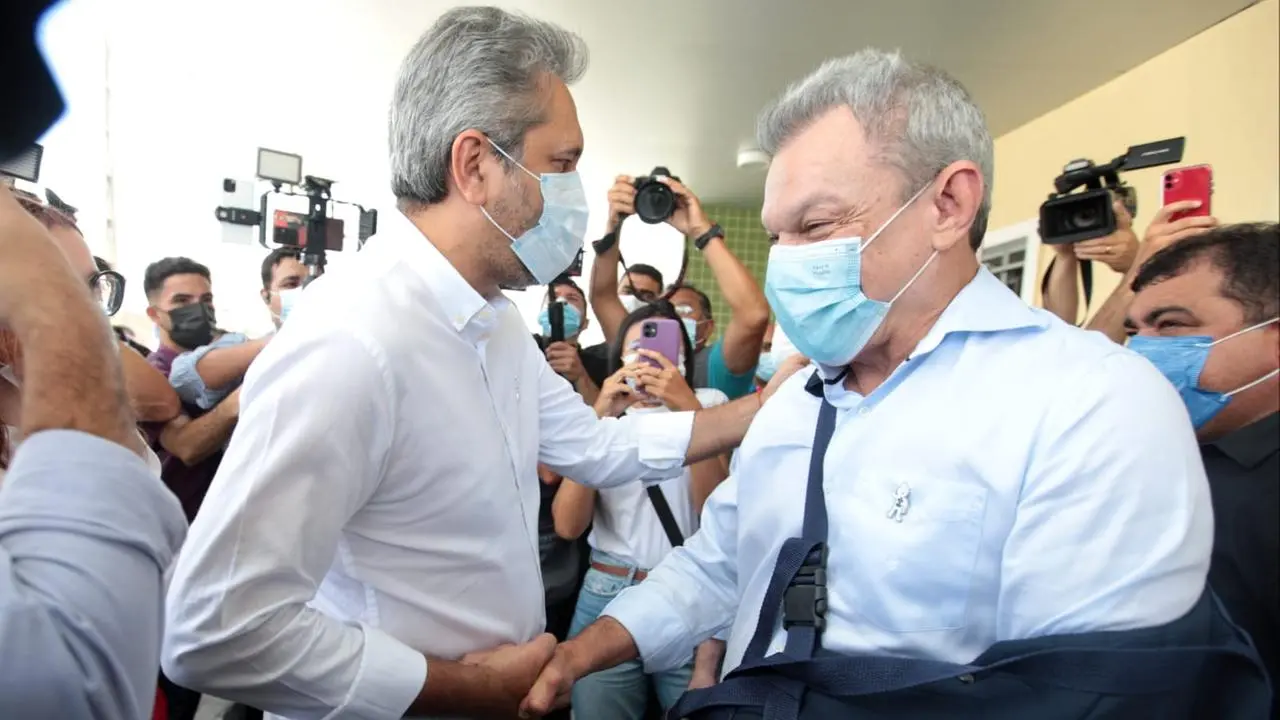 Imagem da notícia: O que a troca de farpas entre Elmano e Sarto fala sobre eleições 2024