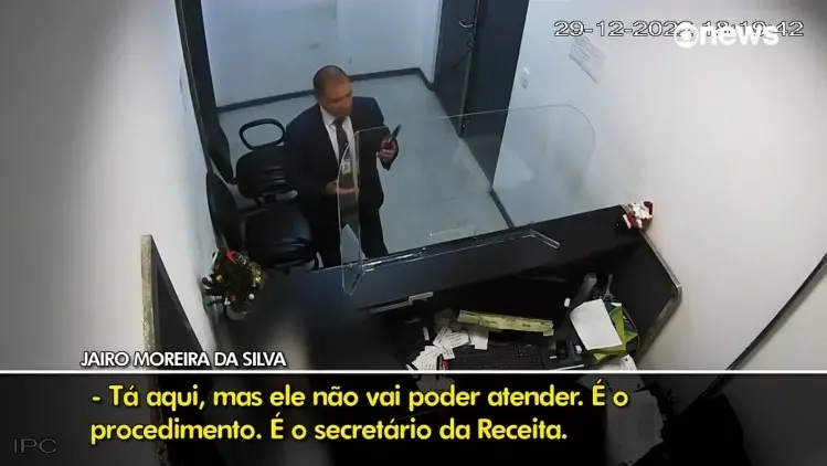 Imagem da notícia: Vídeo mostra enviado de Bolsonaro tentando recuperar joias avaliadas em R$ 16,5 milhões