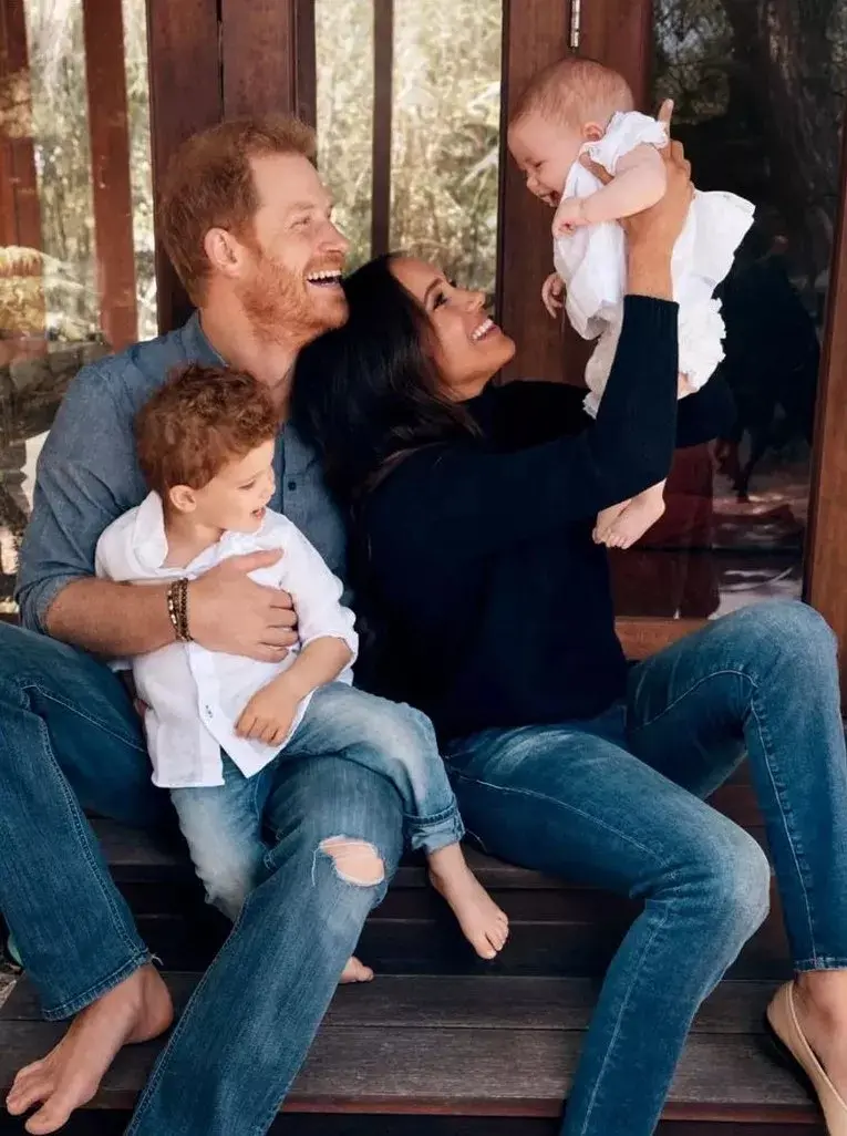 Imagem da notícia: Archie e Lilibet, filhos de Harry e Meghan, ganham títulos reais