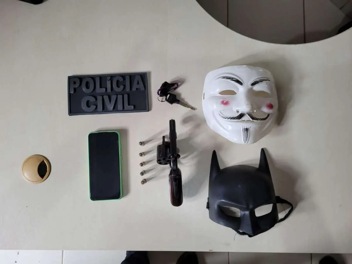 Imagem da notícia: Com máscaras de 'V de Vingança' e 'Batman', foragido do Ceará por matar jovem é preso em outro estado