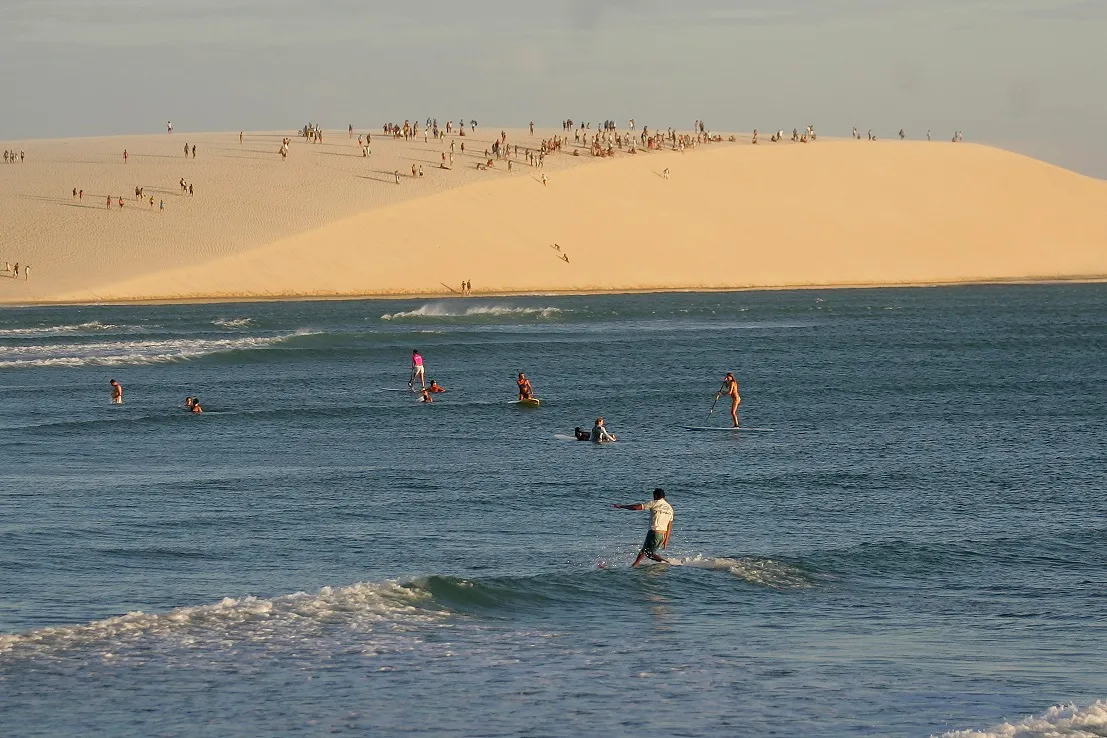 Esportes de vento também atraem muitos visitantes ao local