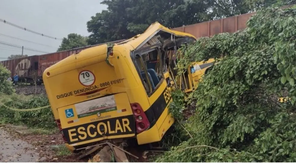 Imagem da notícia: O que se sabe até agora sobre acidente entre trem e ônibus escolar da Apae em Jandaia do Sul (PR)
