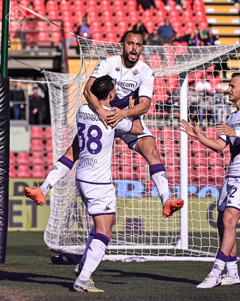 Imagem da notícia: Arthur Cabral marca o 6º gol em sete jogos e sela vitória da Fiorentina diante da Cremonese