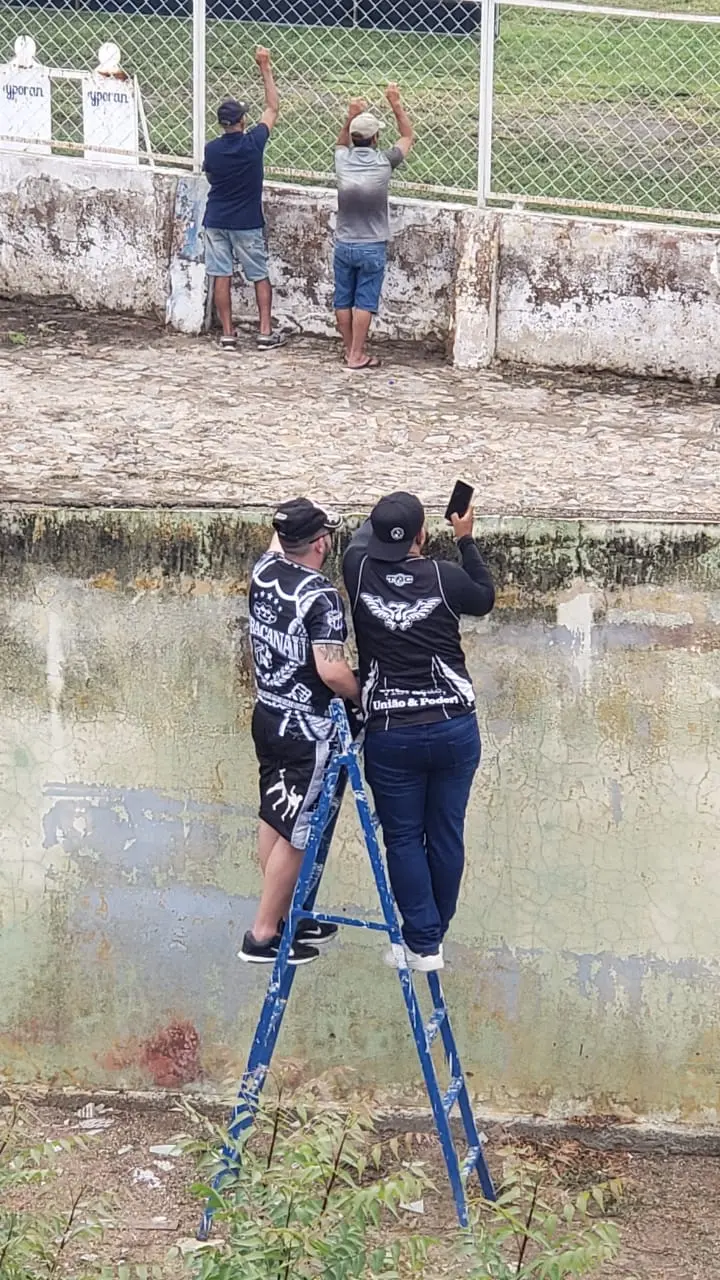 Imagem da notícia: Torcedores do Ceará reclamam por serem barrados em Iguatu mesmo com ingressos; entenda