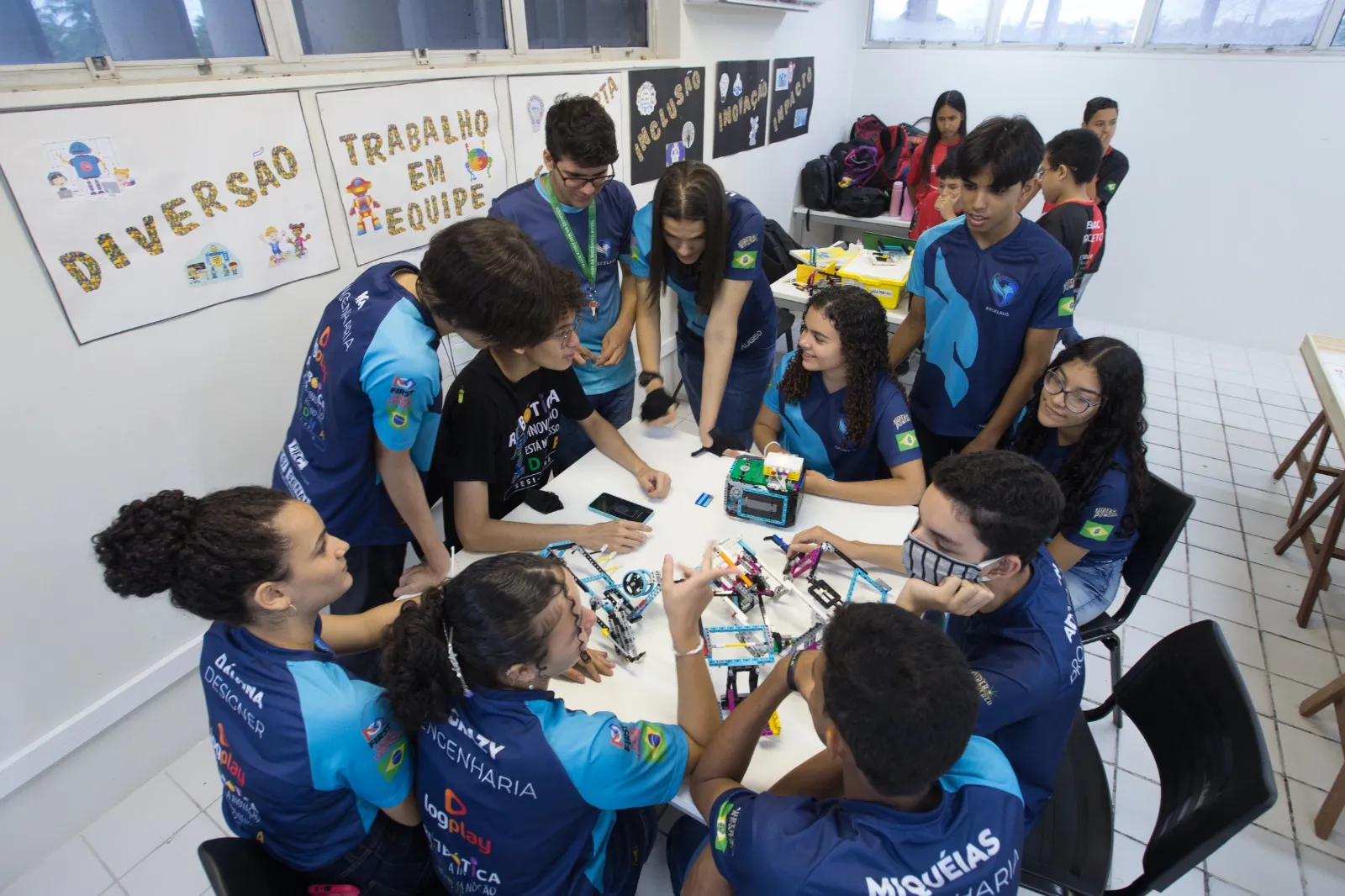 Turma aprende também habilidades sociais e regras de trabalho em equipe