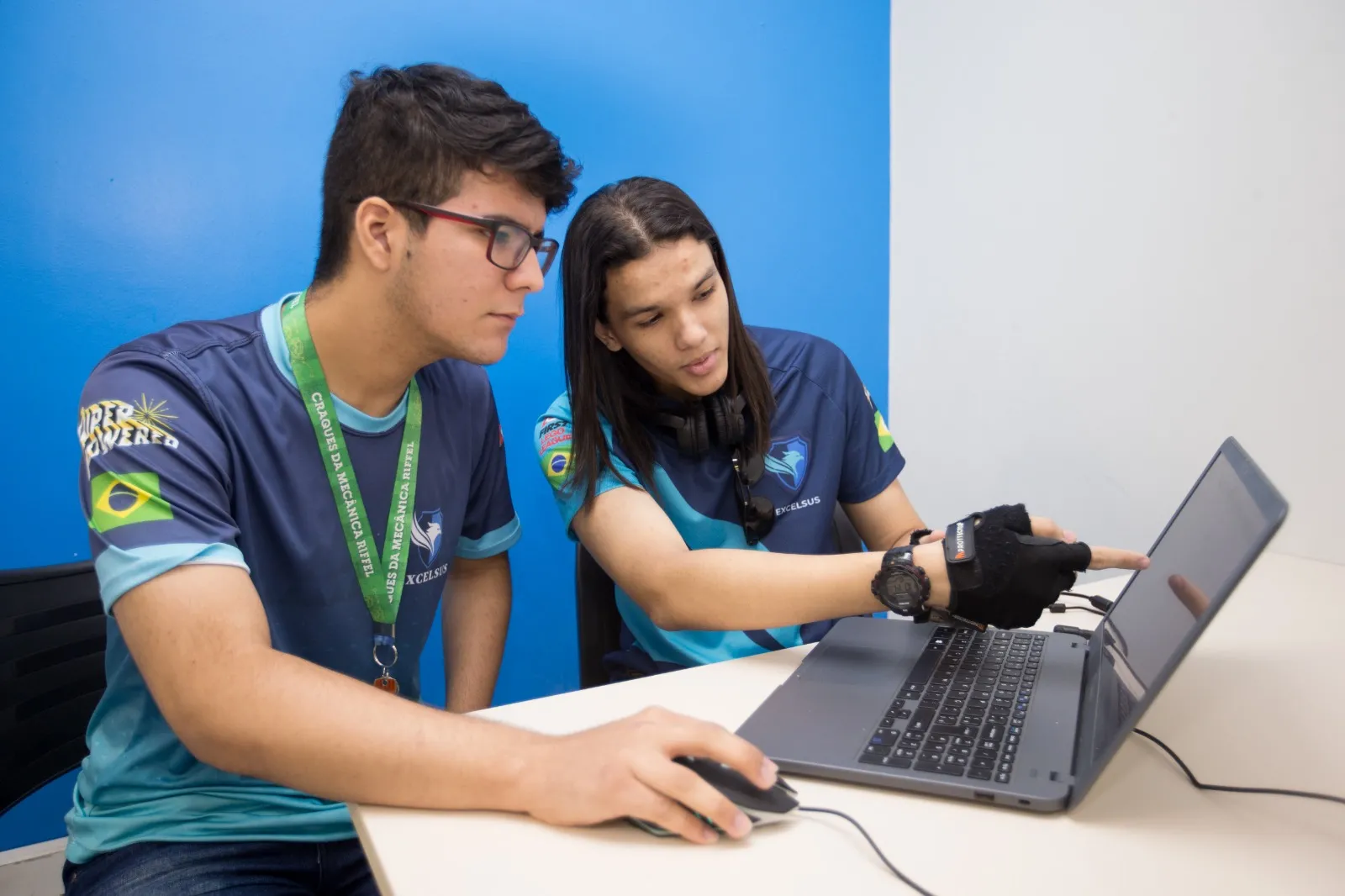 É feito uso de programação para o controle da ferramenta