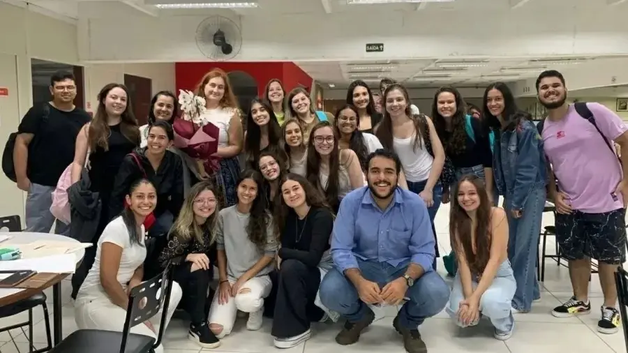Imagem da notícia: Universitária que sofreu deboche por ter mais de 40 anos é homenageada por colegas na faculdade