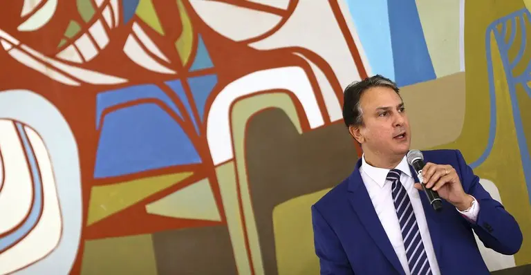 Imagem da notícia: Camilo Santana propõe solução para municípios conseguirem pagar reajustes aos professores