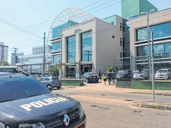 Imagem da notícia: Suspeito de envolvimento na morte de travesti no bairro Siqueira é preso em Fortaleza