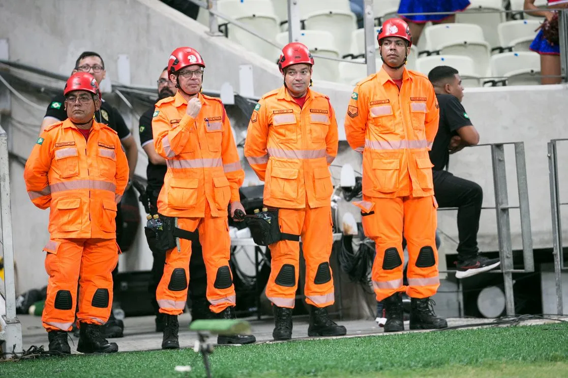Equipe do Corpo de Bombeiros na Arena Castelão.