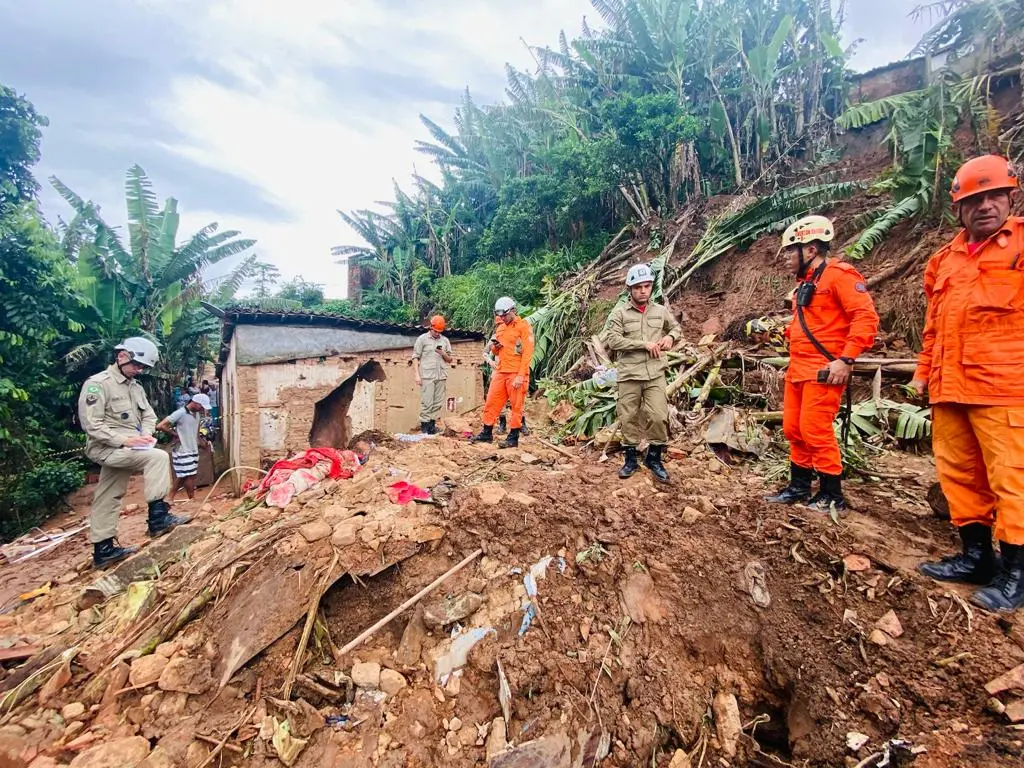 Imagem da notícia: Mulher e duas crianças morrem após deslizamento de terra atingir residências em Aratuba, no CE
