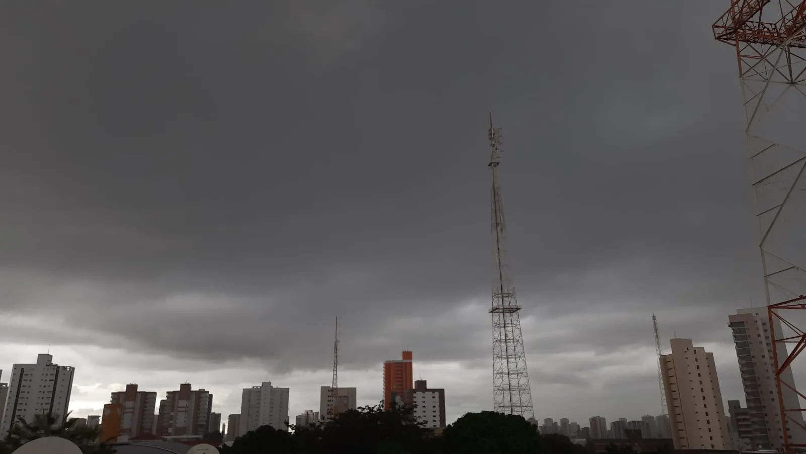 Céu às 16h05, no bairro Dionísio Torres