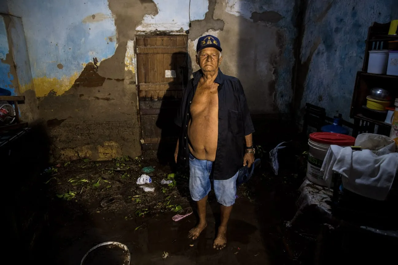 Francisco, esposo de Fátima, em meio aos destroços que restaram em sua casa, após o alagamento.