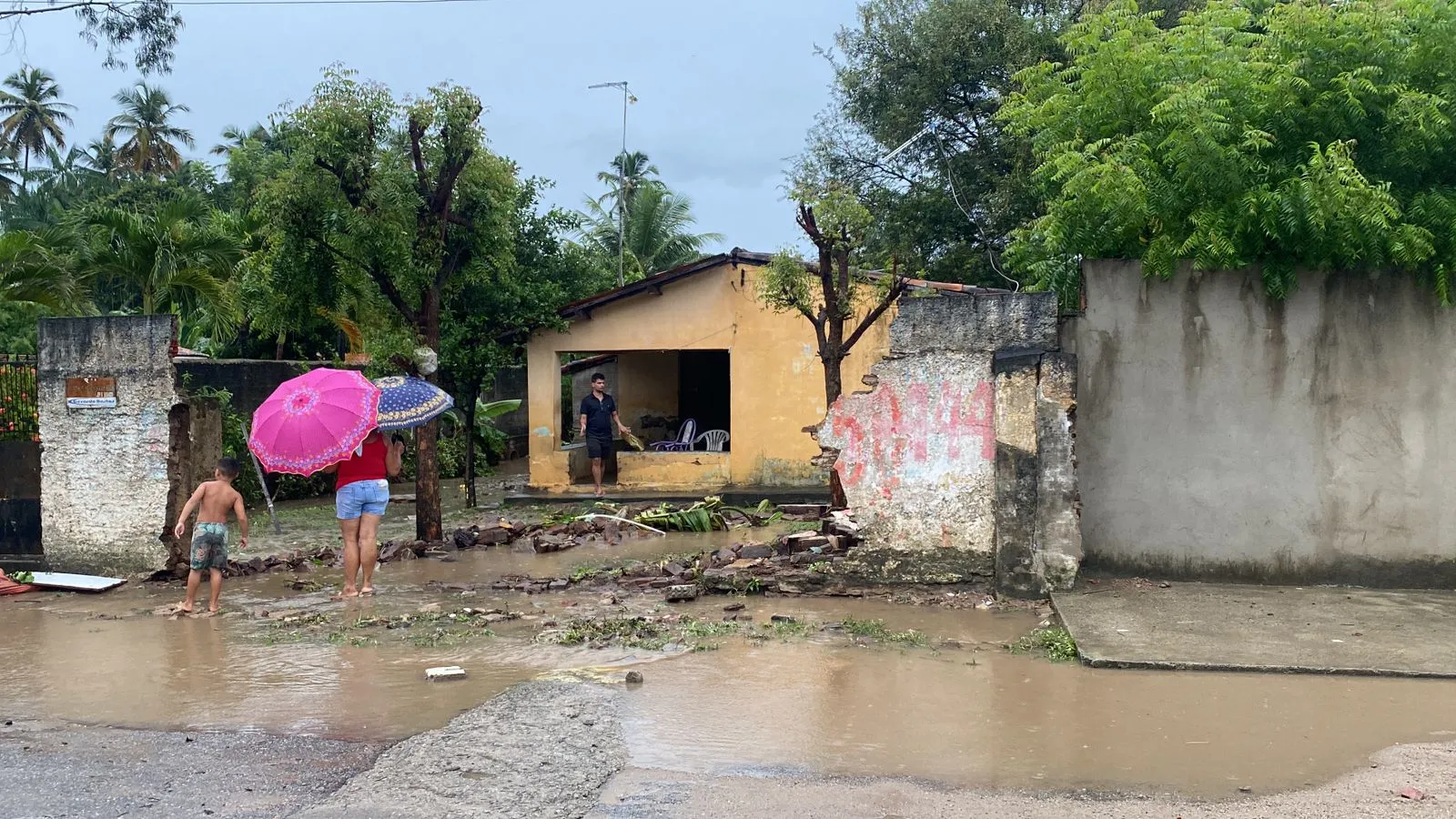 A casa de Fátima também sofreu um desabamento, de um dos muros que circundam o imóvel.